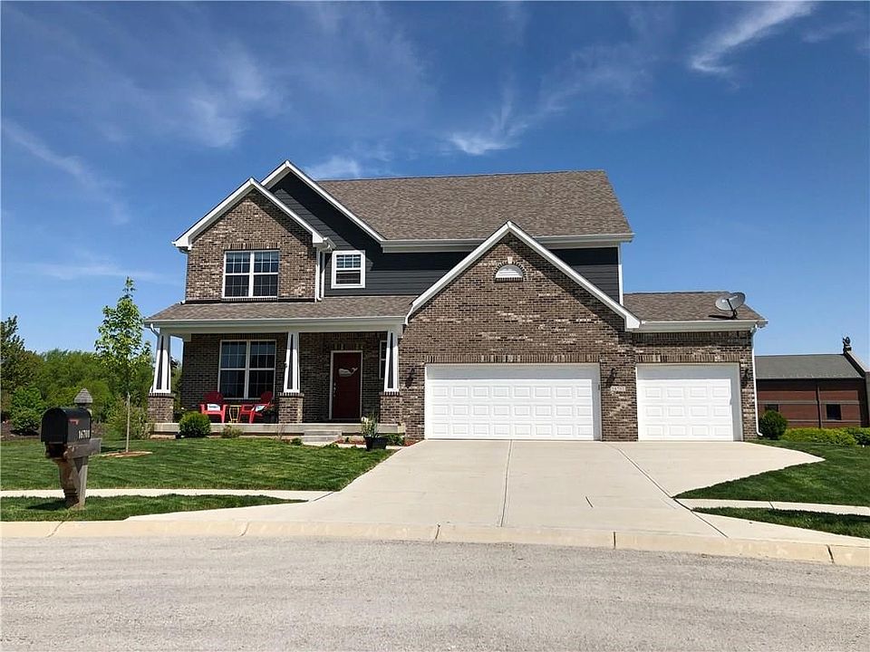 Stunning home in desirable Essex of Noblesville.