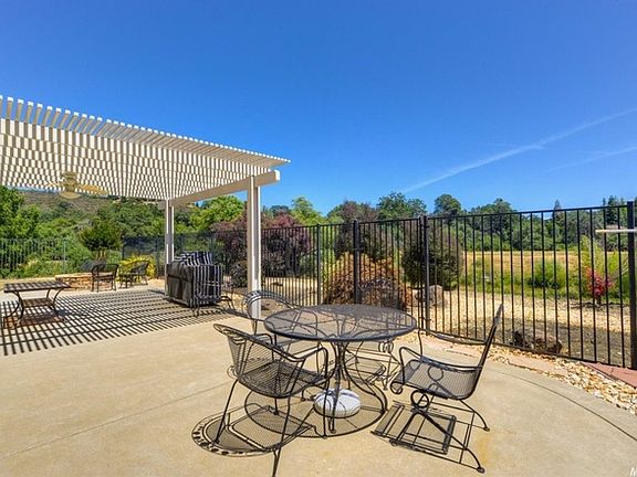 4th image of 2410 Summer Dr
