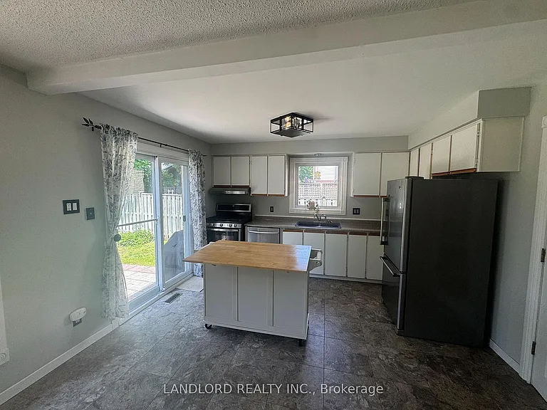 833 Laurier Ave — Photo 5