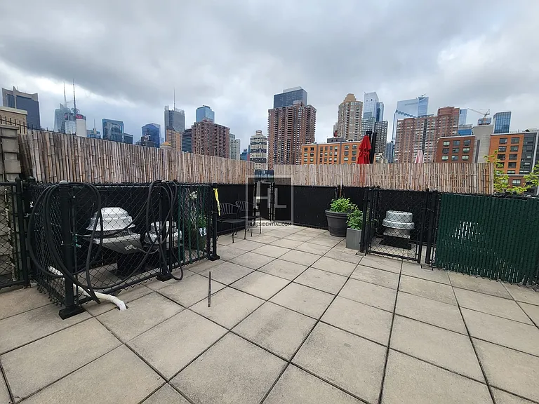 517 W 46th St #401 — Photo 11