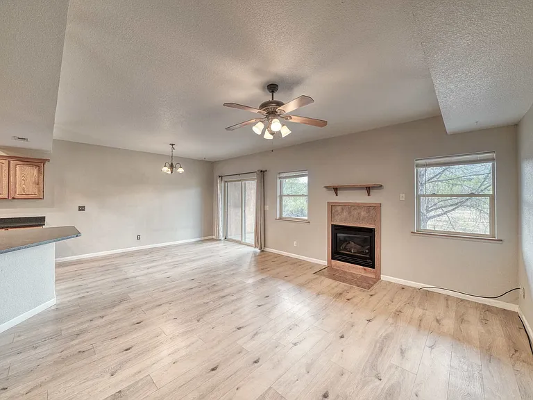 105 M And M Ln #2B — Photo 16
