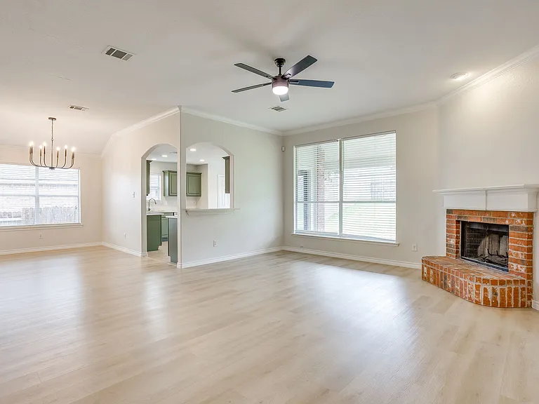 213 Carriage Dr — Photo 7
