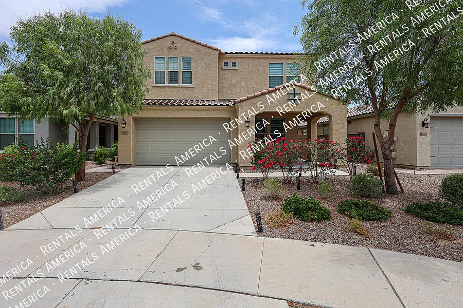 Spacious 4-Bedroom Home with Loft — Photo 2