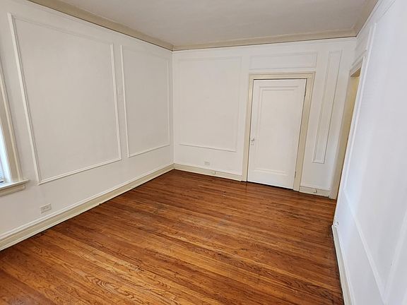 3rd image of 1040 W Rosemont Ave #2