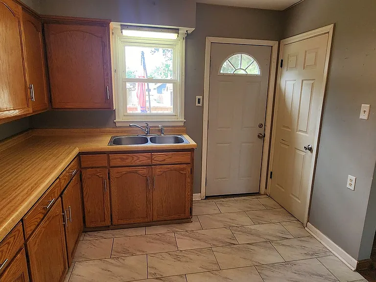 2405 Maple St — Photo 6