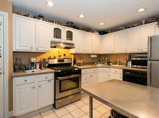 6 Grove St #1, Boston, MA 02114