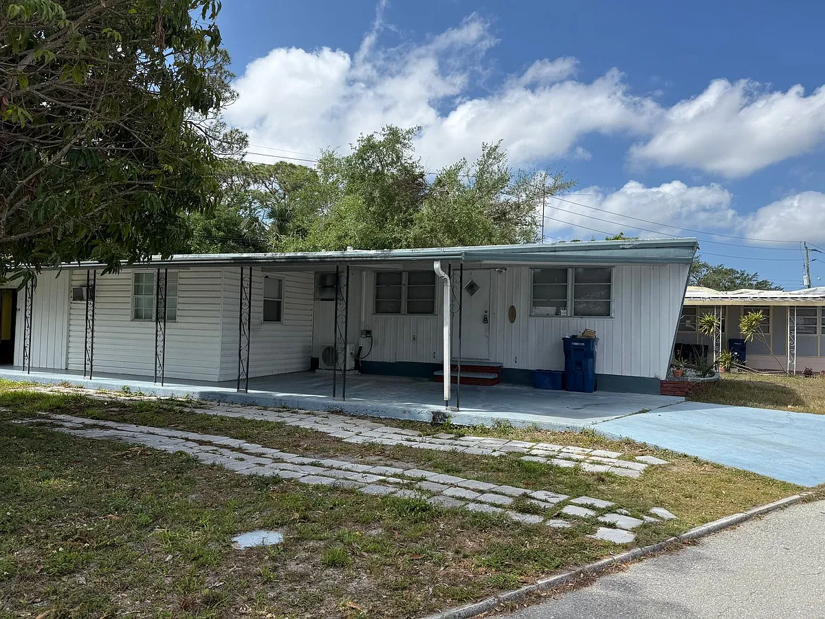 Building Photo - 106 52nd Avenue Plz W
