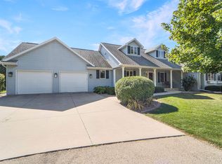 2151 Moonlight Ct, Menasha, WI 54952