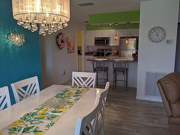 Dining to kitchen