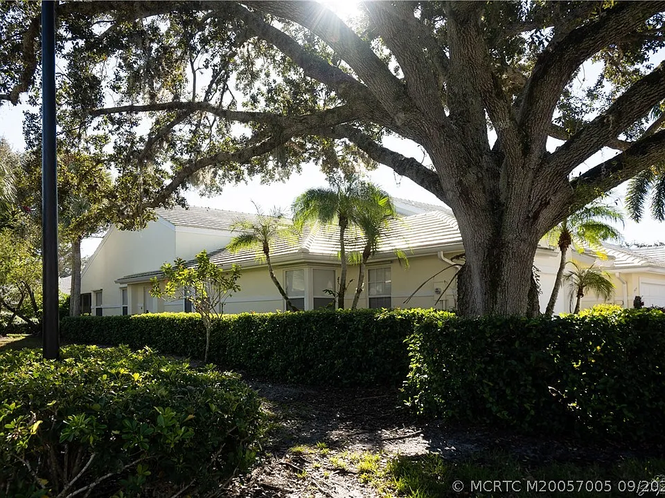 2425 SW Foxpoint Trl