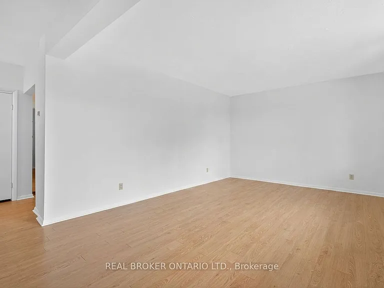 8 Westmount Dr S — Photo 5