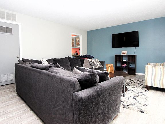 3rd image of 2420 Robinwood Dr
