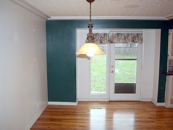 3rd image of 865 Ross Ln N