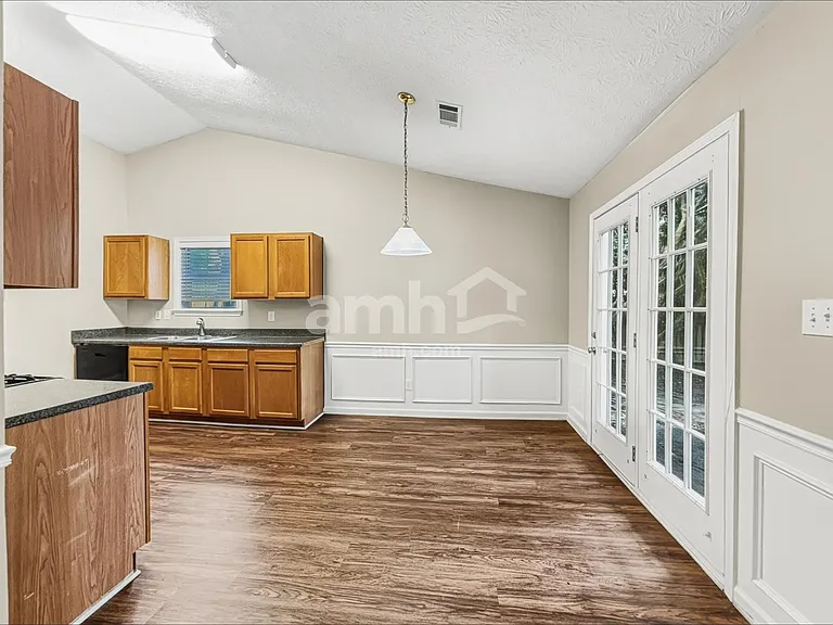 451 Bellingham Dr — Photo 5