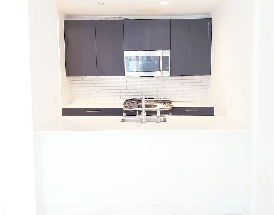 1st image of 535 W 43rd St APT N6g