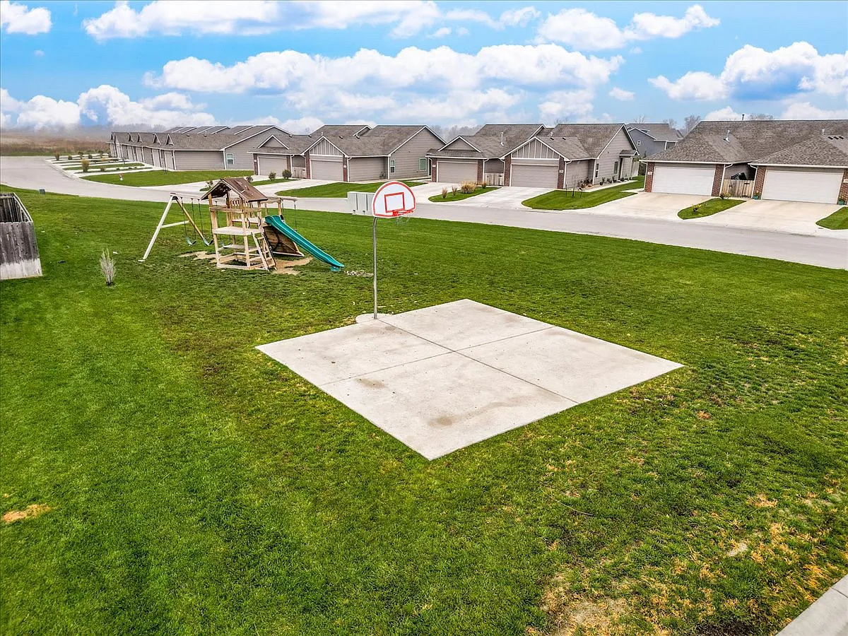 4 bed, 1451 sqft, $1,875 — Photo 3
