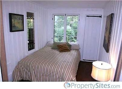 4th image of 1041 Holland St
