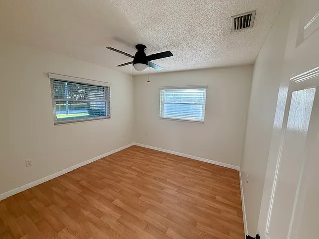 1106 Crescent Pkwy — Photo 3
