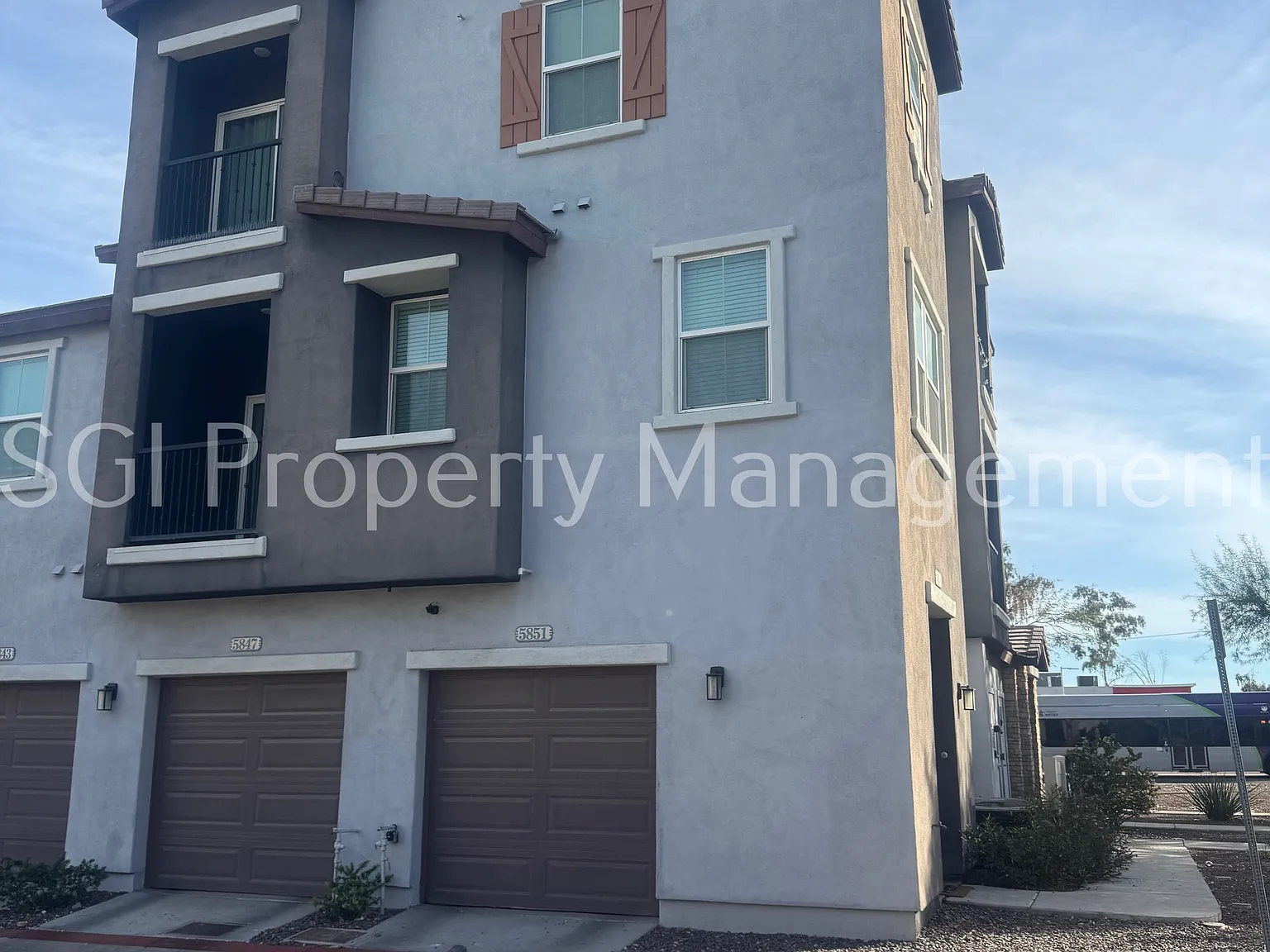 3 Story Phoenix home with 2 car garage — Photo 1