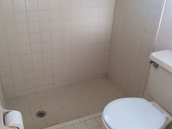 2nd image of 118 SE Village Dr