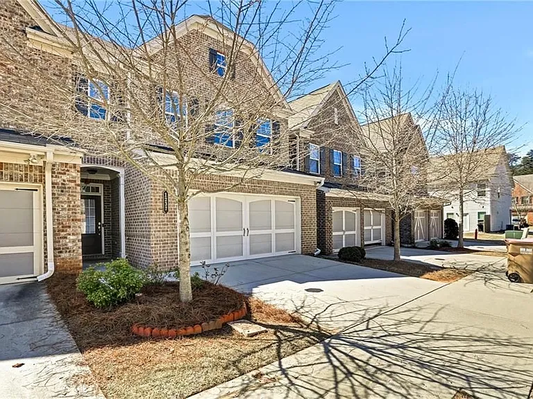 1237 Foxcroft Ln — Photo 3