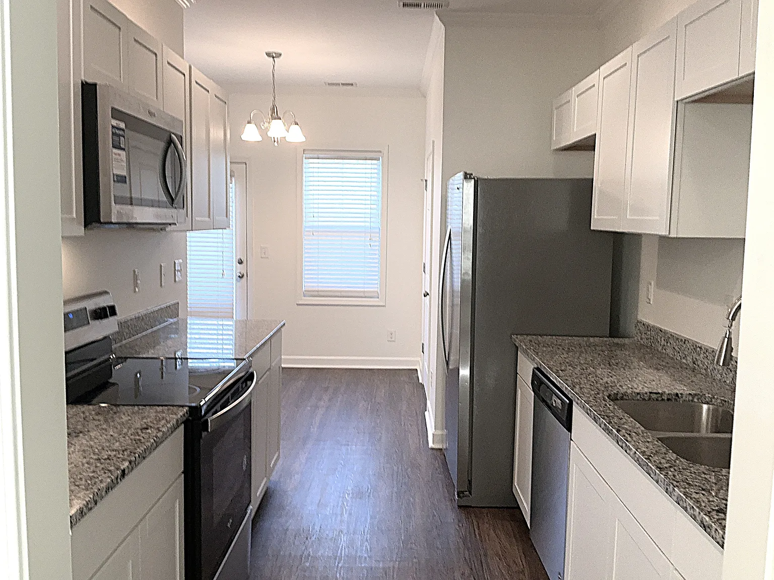 3 bed, 3.0 bath, 1527 sqft, $2,430 — Photo 2