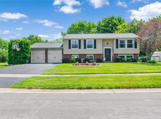 81 Castle Grove Dr, Rochester, NY 14612