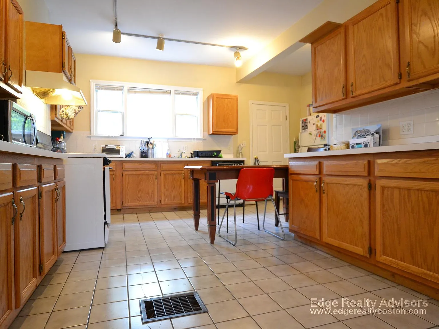 4 bed, 2000 sqft, $4,400 — Photo 4