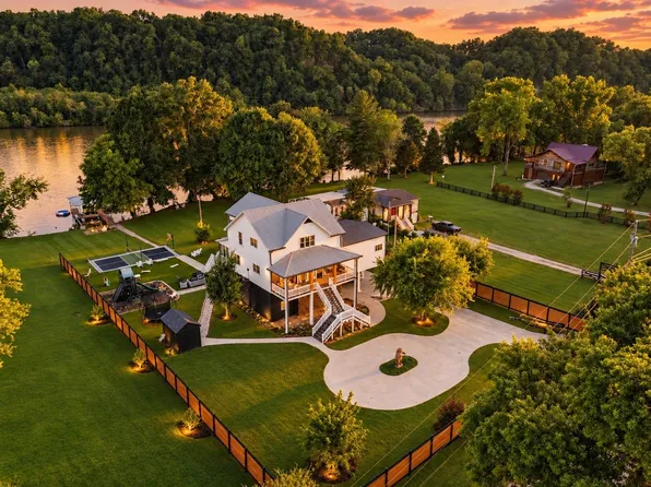 1001 Cumberland Dr, Chapmansboro, TN 37035