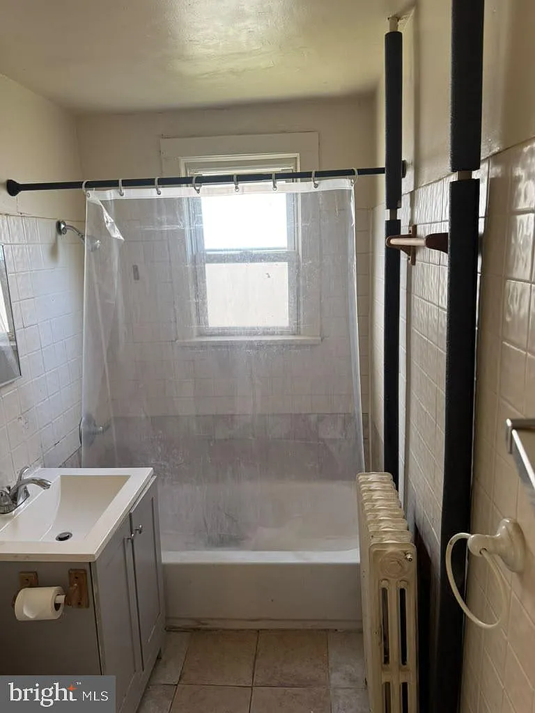 2 bed, 1.0 bath, 3062 sqft, $1,600 — Photo 3