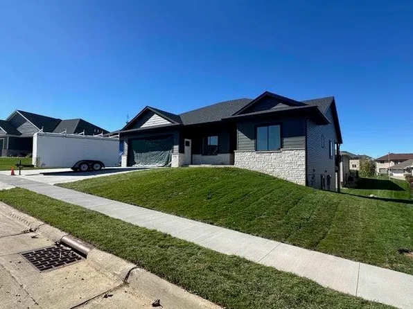 2261 Antler Ridge Dr, Asbury, IA 52002