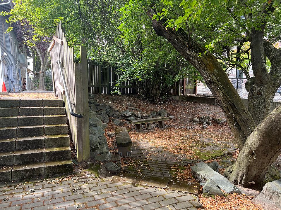 entrance area to apartment and courtyard