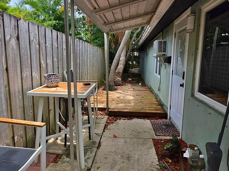 1716 NE 17th Way — Photo 7
