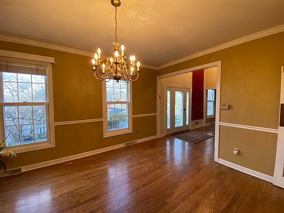 3rd image of 1947 W Glen Oaks Ln