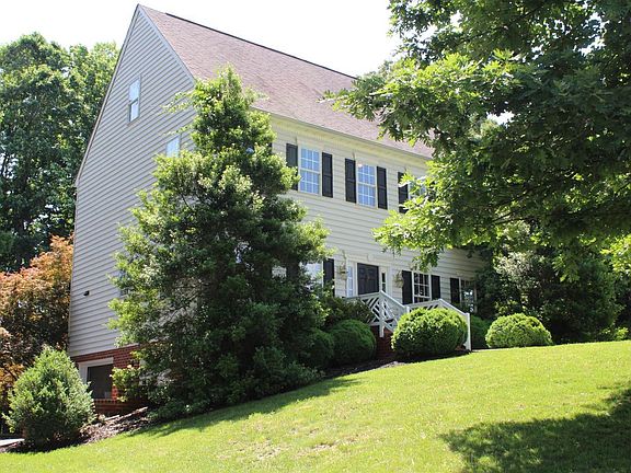3rd image of 113 Marguerite Dr