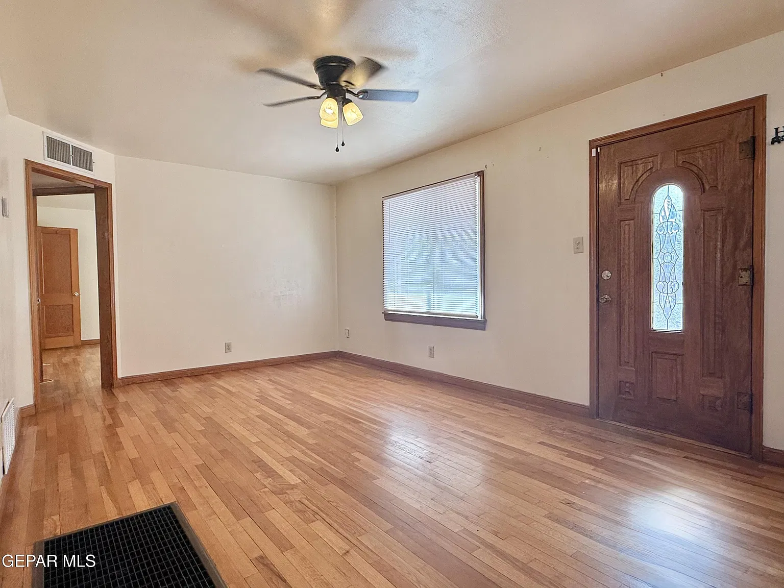 3 bed, 1.0 bath, 1016 sqft, $1,695 — Photo 4