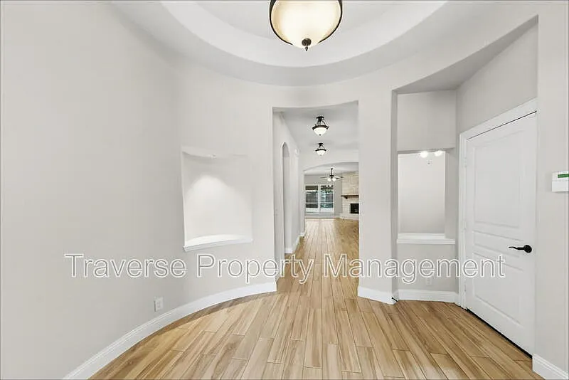 4 bed, 2.0 bath, 2308 sqft, $2,795 — Photo 3