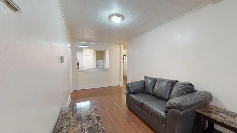 6 bed, 1800 sqft, $3,150 — Photo 3