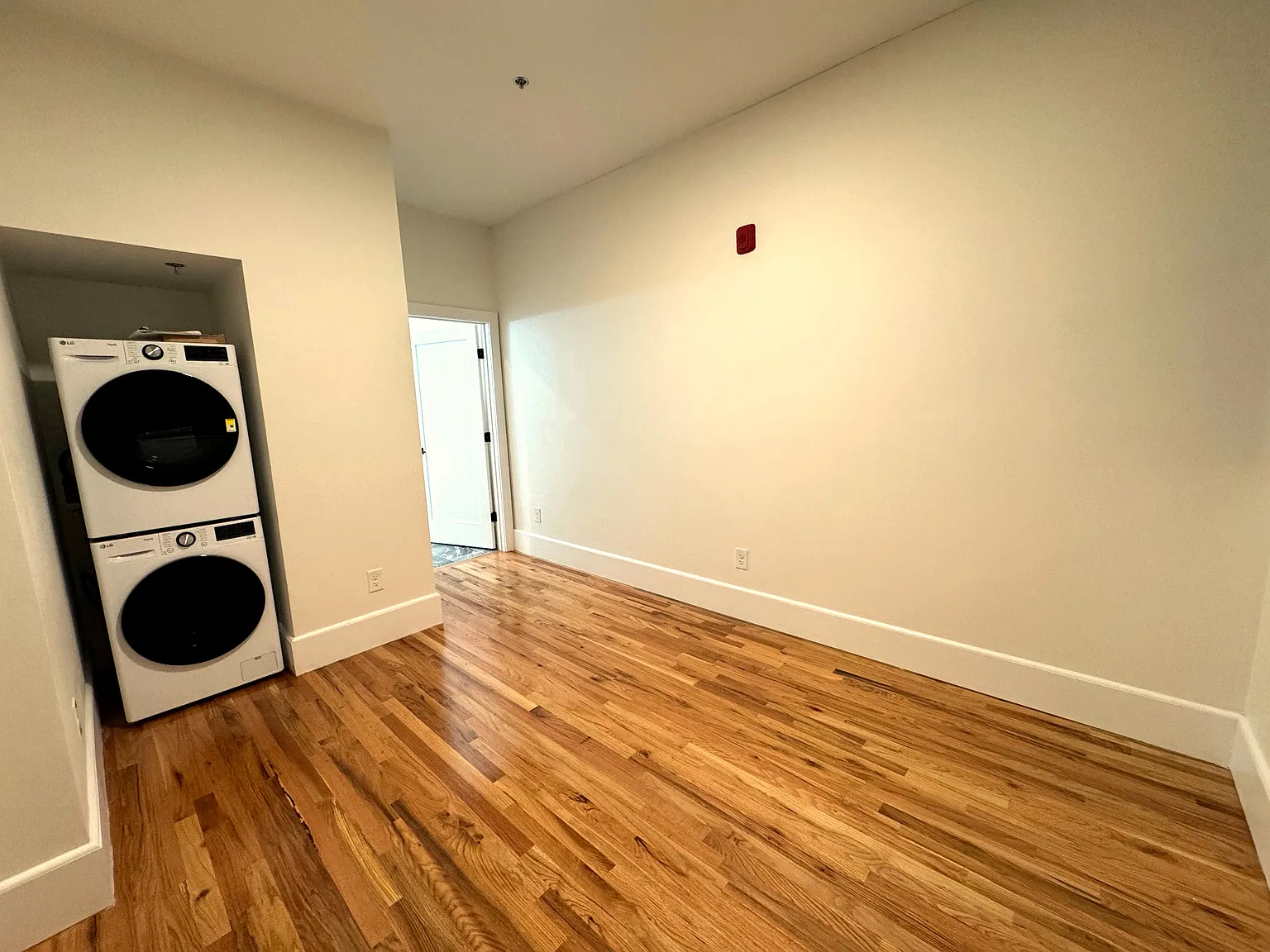 1 bed, 555 sqft, $2,095 — Photo 3
