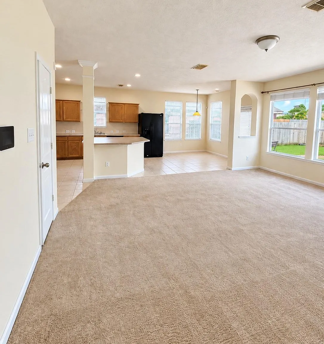 4 bed, 2.5 bath, 2910 sqft, $2,500 — Photo 4