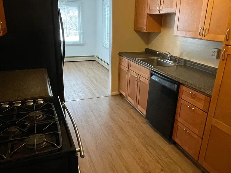 102 Gale Ave — Photo 6