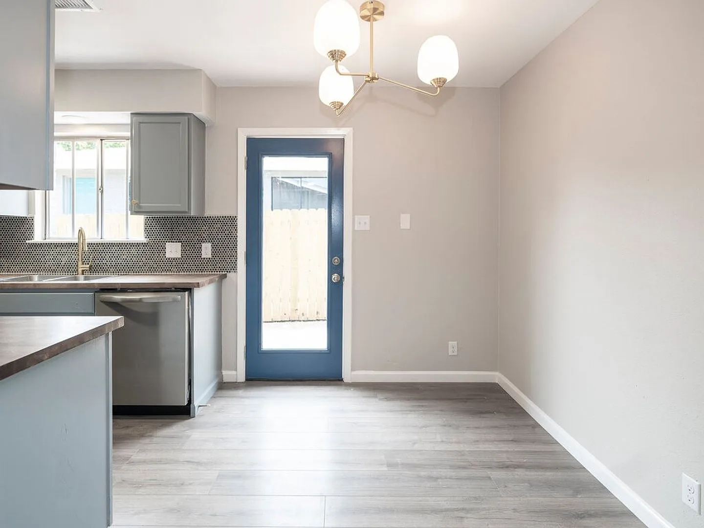 2526 Glen Springs WAY — Photo 3