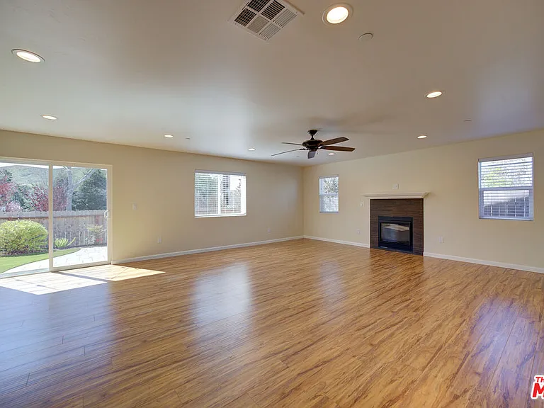 585 Branch St — Photo 3