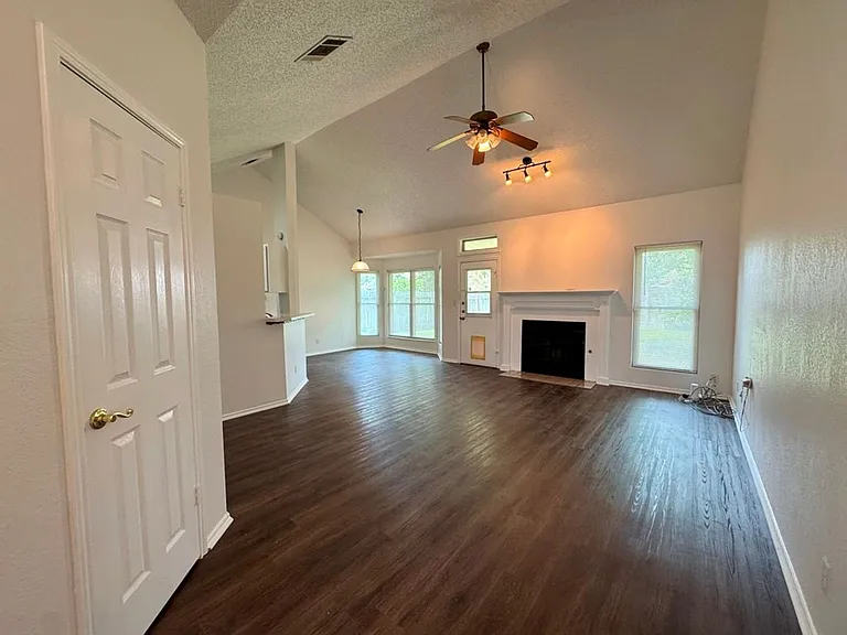 16404 Edgemere Dr — Photo 2