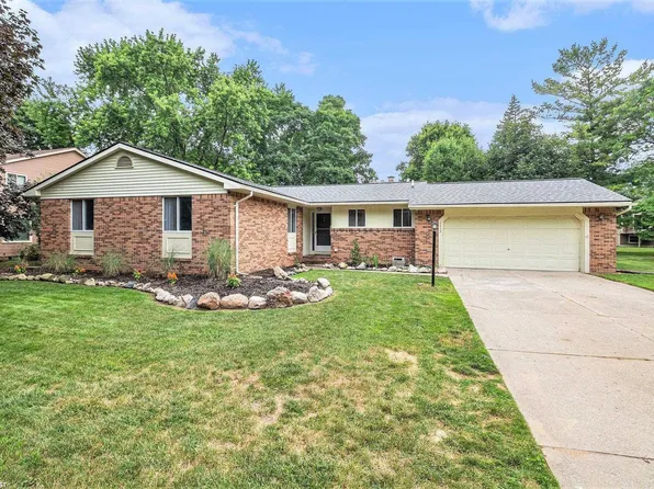 6423 Woodglen Dr, Clarkston, MI 48346