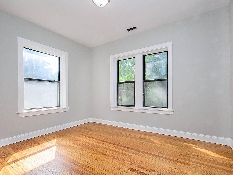 1st image of 3004 W Ainslie St APT 3S