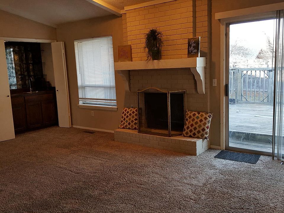 Living area with wet bar & fireplace