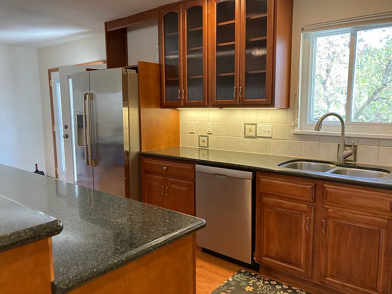 Large kitchen, granite countertops