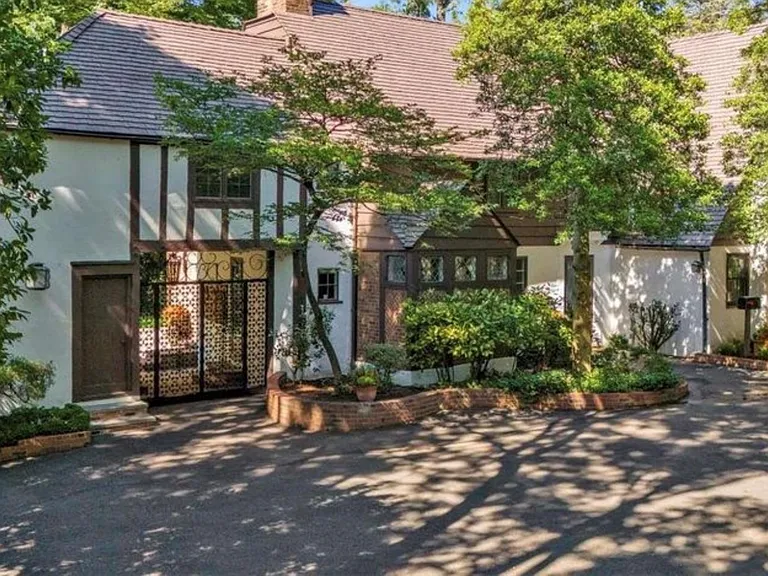 9 Beacon Hill Rd — Photo 1