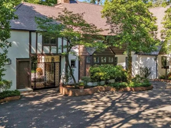 9 Beacon Hill Rd, Port Washington, NY 11050